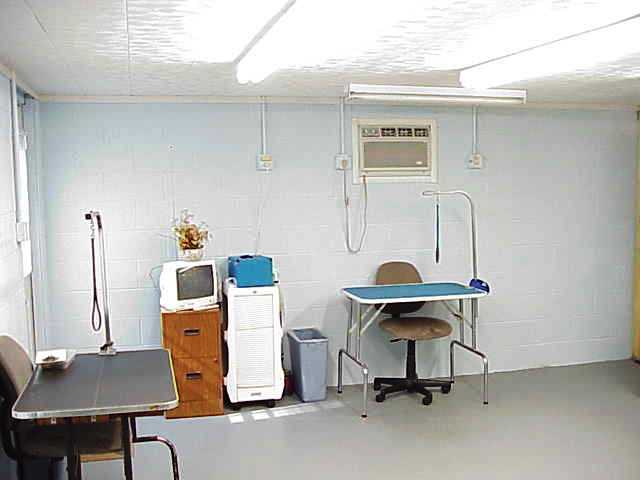 groomrm1.jpg - 22634 Bytes